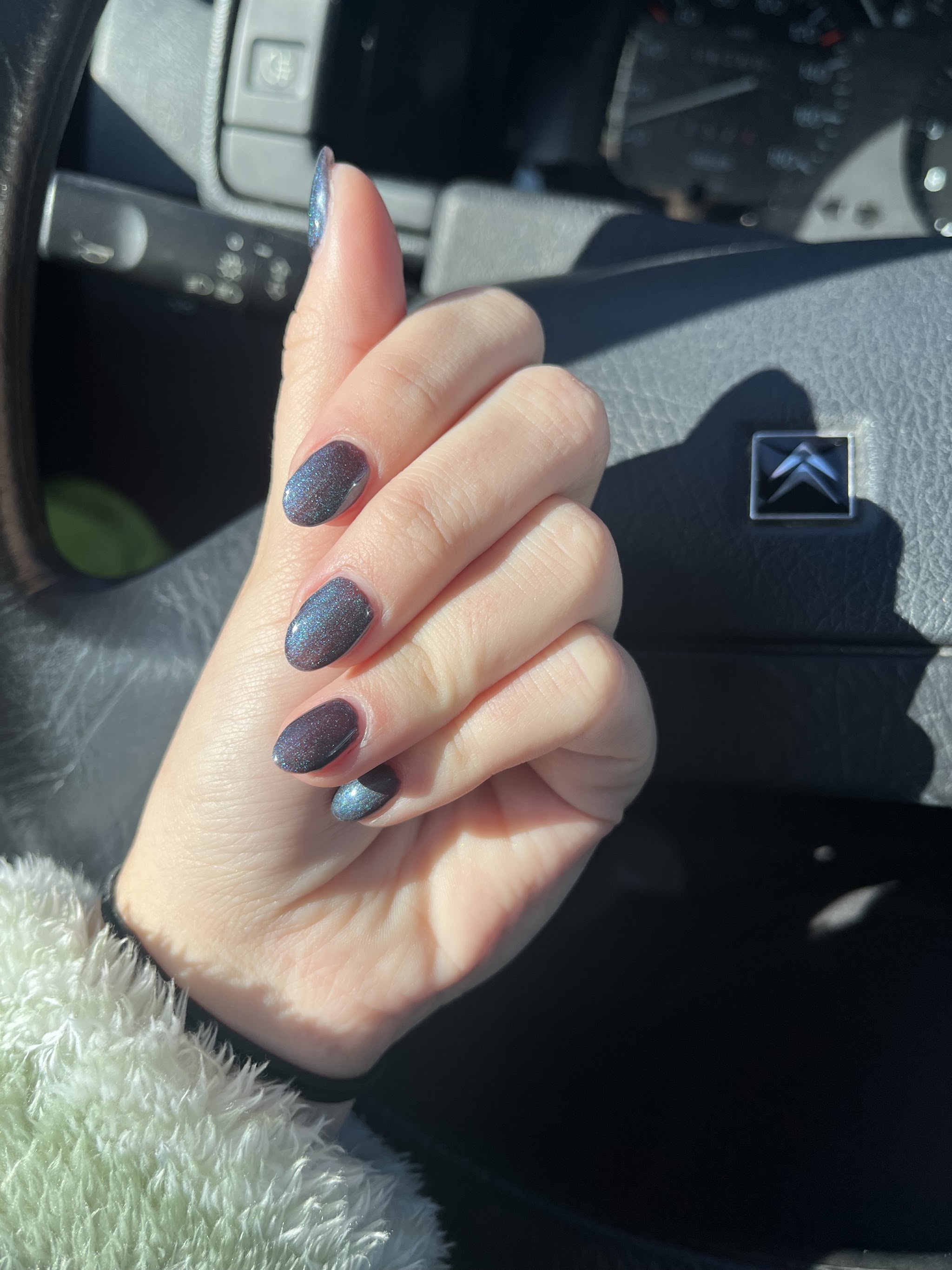 Fertig gestaltete Nägel mit Glitzer-Design