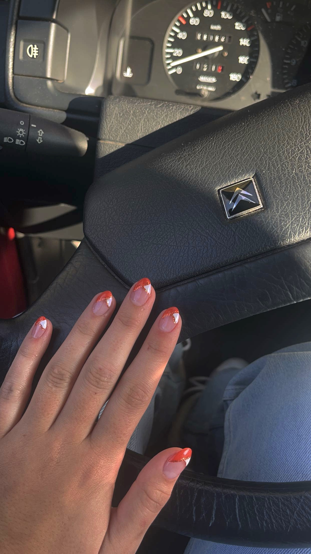 Fertig gestaltete Nägel im French-Design mit Glitzerkante